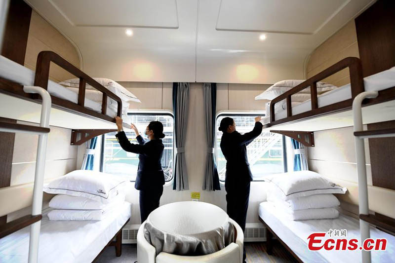 Las azafatas de trenes hacen las camas en el “Tren Panda”, el 24 de marzo de 2021.