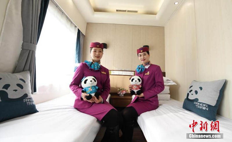 Dos azafatas de trenes muestran un vagón de lujo en el “Tren Panda”, el 24 de marzo de 2021.