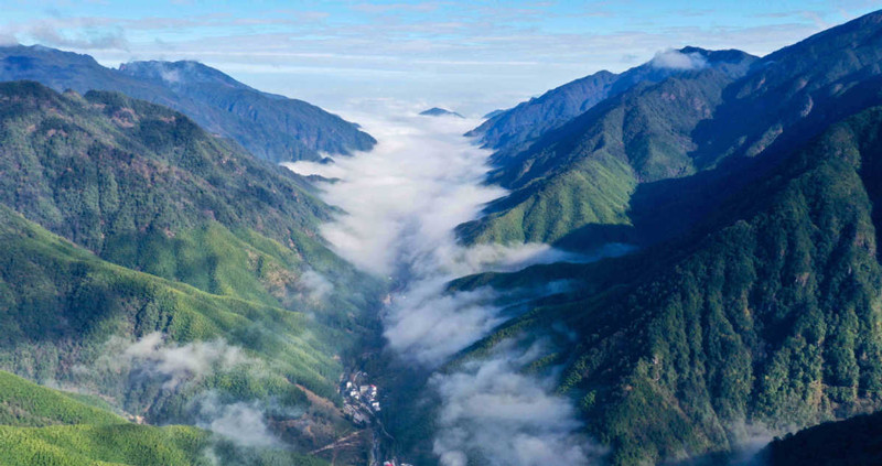 Montaña Wuyi, declarada Patrimonio Natural y Cultural de la UNESCO en la provincia de Fujian, vista a vuelo de pájaro. [Foto: Xinhua]