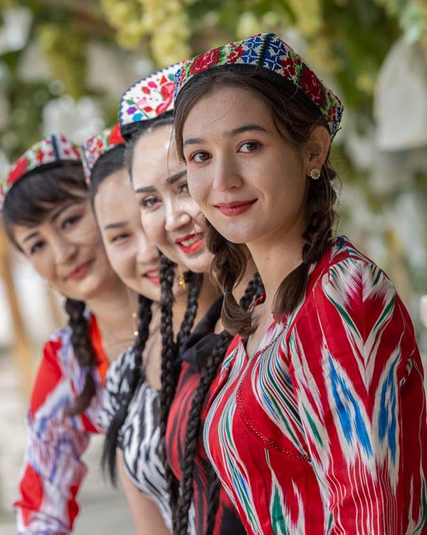 Mujeres con trajes tradicionales en los viñedos del condado de Awat, Xinjiang. [Foto: Lu Xianyi/cpanet.org.cn]
