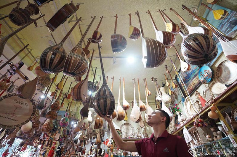 Tienda de instrumentos tradicionales en Kashgar, Xinjiang. [Foto: Li Ge/cpanet.org.cn]