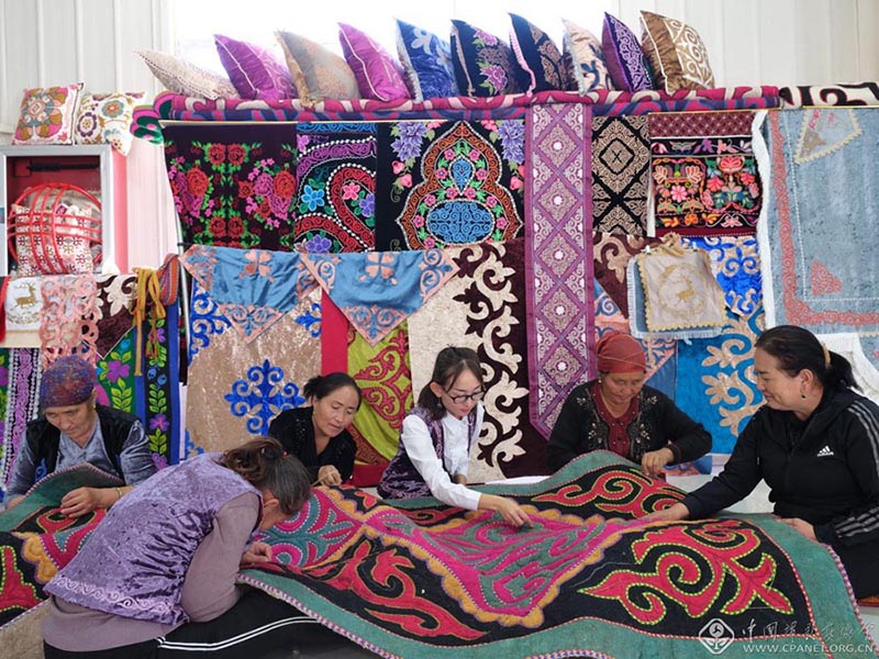 Mujeres kazajas bordan y tejen alfombras tradicionales, Tacheng, Xinjiang. [Foto: Wu Zongqi/cpanet.org.cn]
