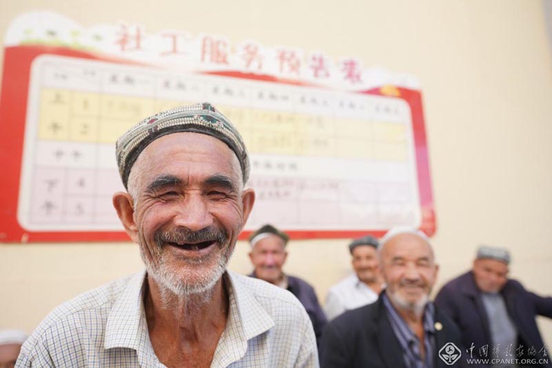 Los ancianos son atendidos en el Centro de Bienestar Social Urbano y Rural de Kashgar, Xinjiang.  [Foto: Li Ge/cpanet.org.cn]