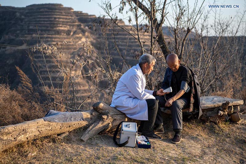 A pesar de estar impedido físico y en edad de jubilación, un ejemplar médico chino de Shanxi sigue cumpliendo con su deber social