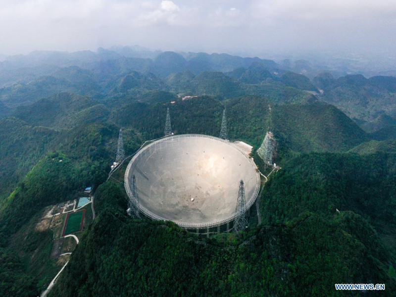 PINGTANG, 29 marzo, 2021 (Xinhua) -- Vista aérea del 28 de marzo de 2021 del radiotelescopio esférico de apertura de quinientos metros (FAST, por sus siglas en inglés) de China bajo mantenimiento, en la provincia de Guizhou, en el suroeste de China. El FAST ha identificado más de 300 púlsares hasta ahora. Situado en una depresión kárstica naturalmente profunda y redonda en la provincia suroccidental china de Guizhou, el FAST empezó a operar oficialmente el 11 de enero de 2020. (Xinhua/Ou Dongqu)