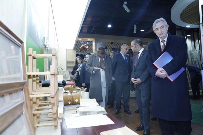 El 18 de marzo, los participantes observaron varios productos de bambú y ratán en exhibición. Fuente: sitio web oficial chino de la Organización Internacional del Bambú y el Ratán.