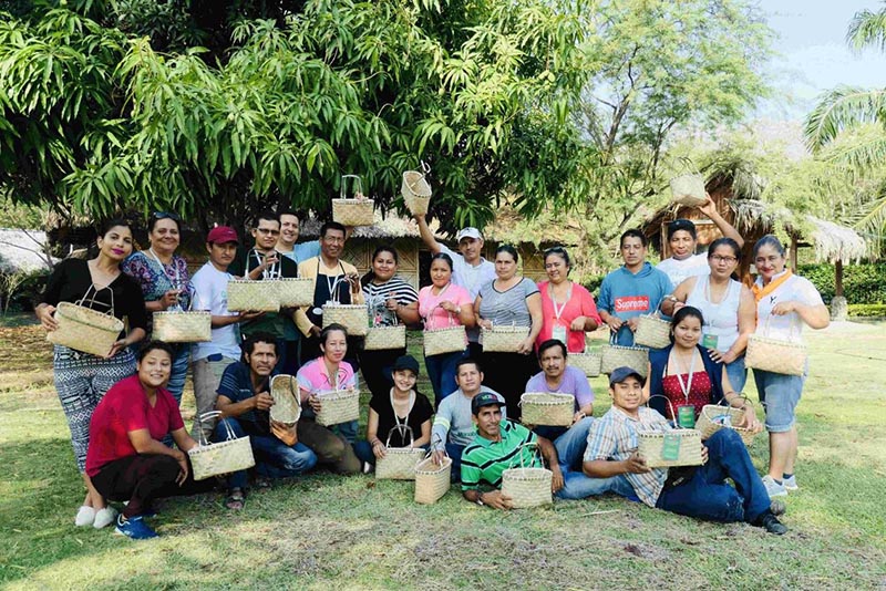 Foto en grupo de la finalización del curso de capacitación en el extranjero sobre tecnología de tejido de bambú en Ecuador. Foto cortesía del Centro Internacional de Bambú y Ratán.