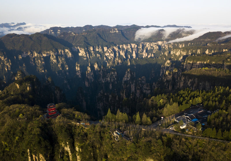 Parque de Zhangjiajie, provincia de Hunan, que ostenta la condición de Patrimonio Natural de la Humanidad, es el primer parque forestal nacional de China. [Foto: Zhou Jianxin/ China Daily]