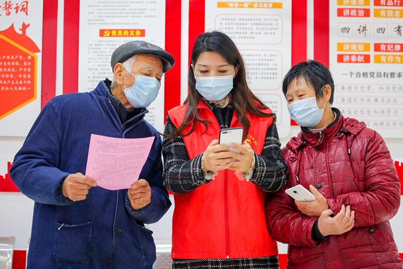 El 26 de enero de 2021, los voluntarios enseñaron a los residentes cómo usar teléfonos inteligentes en el distrito Xinsheng del subdistrito de Chengbei en la ciudad de Rugao, provincia de Jiangsu, en el este de China. (Xu Hui / Pueblo en Línea)