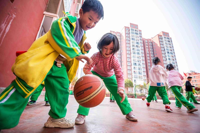 El 18 de marzo de 2021, los estudiantes practicaron baloncesto en la cancha de la escuela Liangcai en la ciudad de Bijie, provincia de Guizhou, suroeste de China. (Luo Dafu / Pueblo en Línea)