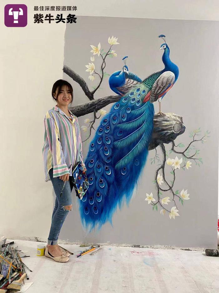 Zhang Lijia frente a su mural. (Foto: cortesía de la entrevistada)