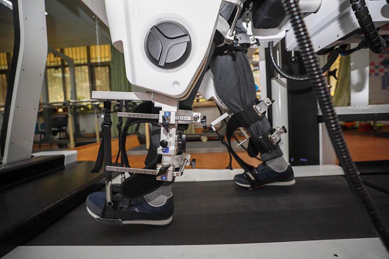 Los pacientes reciben terapia con un robot de rehabilitación de los miembros inferiores en el Hospital General de Aviación de la Universidad Médica de China en Beijing. [Foto de Zhang Jianfang / para chinadaily.com.cn]