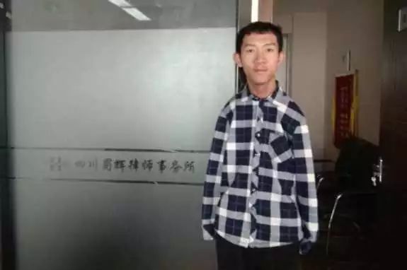 Peng Chao en el bufete de abogados donde realizó su pasantía. (Foto: China Youth Daily)