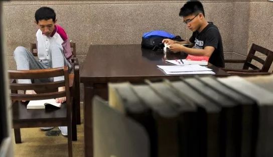 Peng Chao leyendo un libro. (Foto: China Youth Daily)