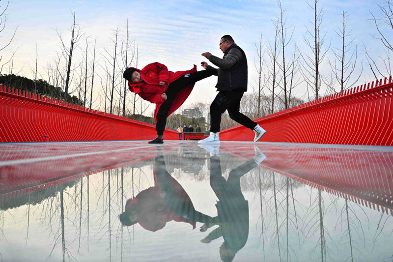 Chen Yuze practica con su padre en Jiaxing, provincia de Zhejiang, 16 de enero del 2021. (Foto: Tian Jianming/ Wang Rong/ China Daily)