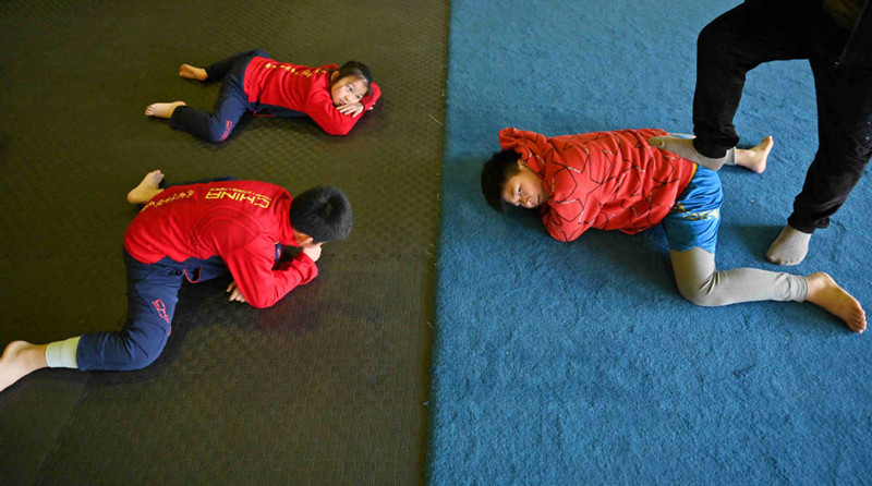 Chen (a la derecha) y sus compañeros de equipo calientan antes de una sesión de entrenamiento. (Foto: Tian Jianming/ Wang Rong/ China Daily)