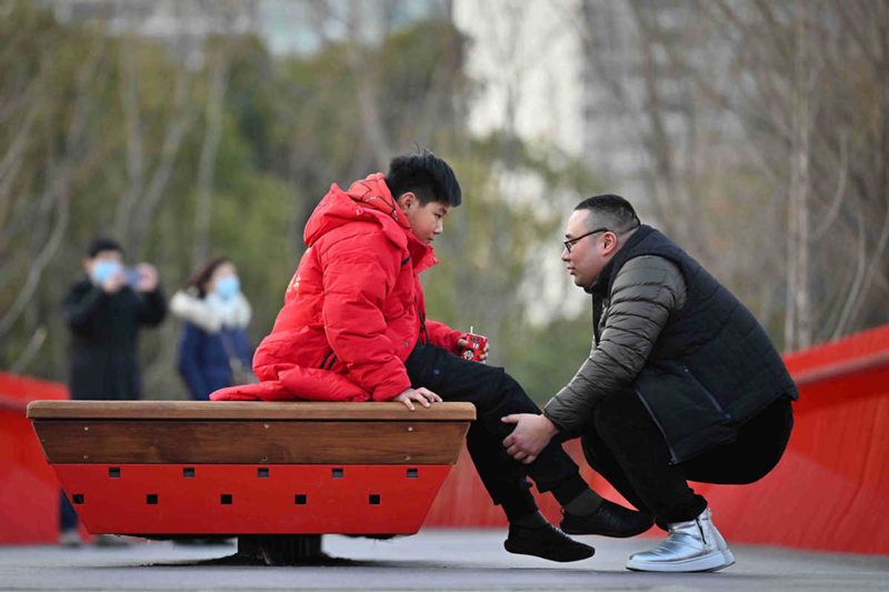 A Niu masajea las piernas de su hijo después de una sesión de entrenamiento. (Foto: Tian Jianming/ Wang Rong/ China Daily)