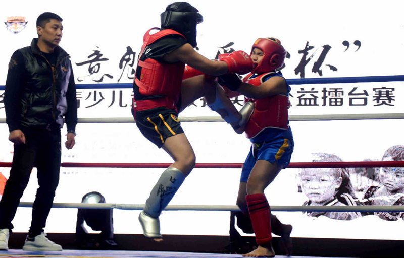Chen (al centro) lucha contra un oponente en una competición de combate libre en Jiaxing, 28 de noviembre del 2021. (Foto: Tian Jianming/ Wang Rong/ China Daily)