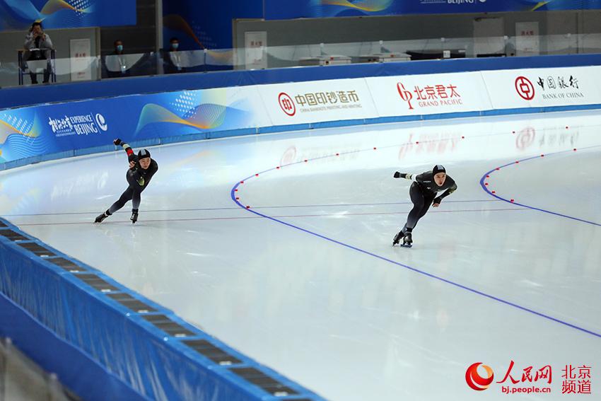 Patinadores compiten durante las pruebas de patinaje de velocidad celebrada en la "Cinta de Hielo", el Velódromo National de Patinaje sobre Hielo. (Foto: Yin Xingyun)
