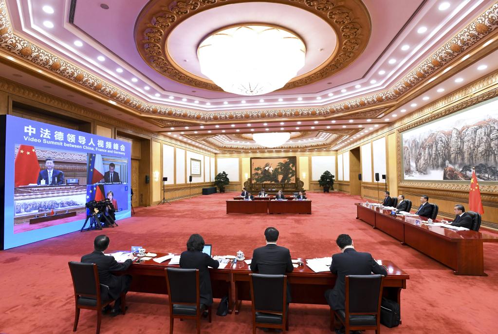 El presidente chino, Xi Jinping, participa en una Video Cumbre sobre el Clima con el presidente francés, Emmanuel Macron, y la canciller alemana, Angela Merkel, en Beijing, capital de China, el 16 de abril de 2021. (Xinhua/Rao Aimin)