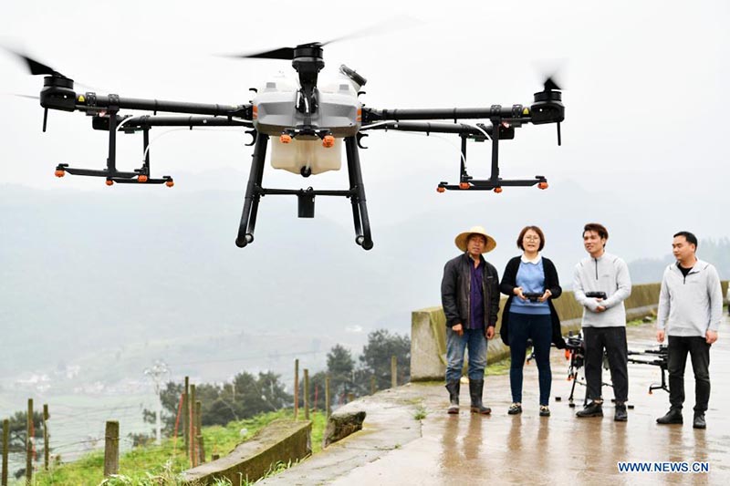 Técnico explica la estructura y operación de un dron fitosanitario en Luwo, Xifeng, provincia de Guizhou.