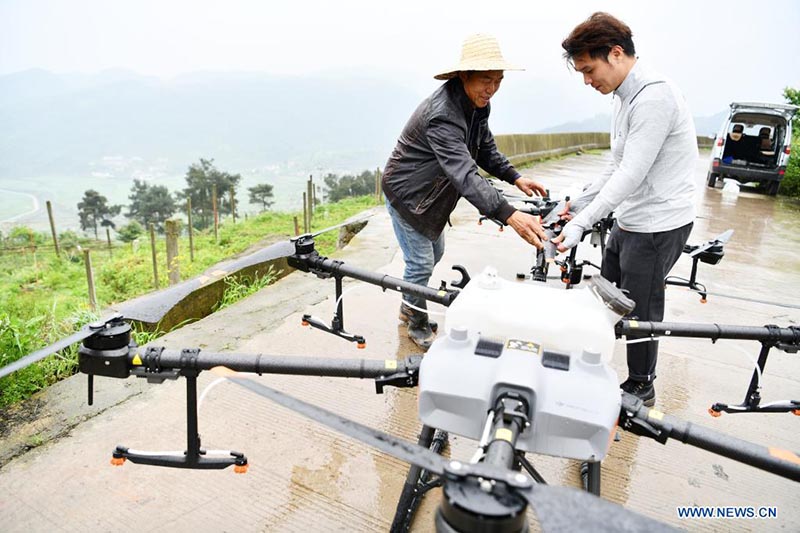 Técnico explica la estructura y operación de un dron fitosanitario en Luwo, Xifeng, provincia de Guizhou. 