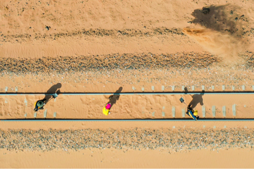 Técnicos de la estación de control de arena del Ferrocarril Lince, Mongolia Interior, realizan tareas de limpieza para evitar la acumulación de arena y las dunas movedizas.