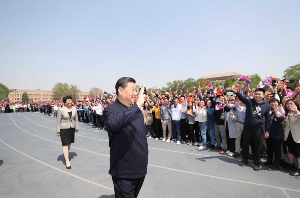 BEIJING, 19 abril, 2021 (Xinhua) -- El presidente chino, Xi Jinping, también secretario general del Comité Central del Partido Comunista de China y presidente de la Comisión Militar Central, saluda a representantes del profesorado y de los estudiantes previo a partir de la Universidad de Tsinghua, en Beijing, capital de China, el 19 de abril de 2021. Xi Jinping visitó el lunes la Universidad de Tsinghua antes de su 110º aniversario. (Xinhua/Ju Peng)
