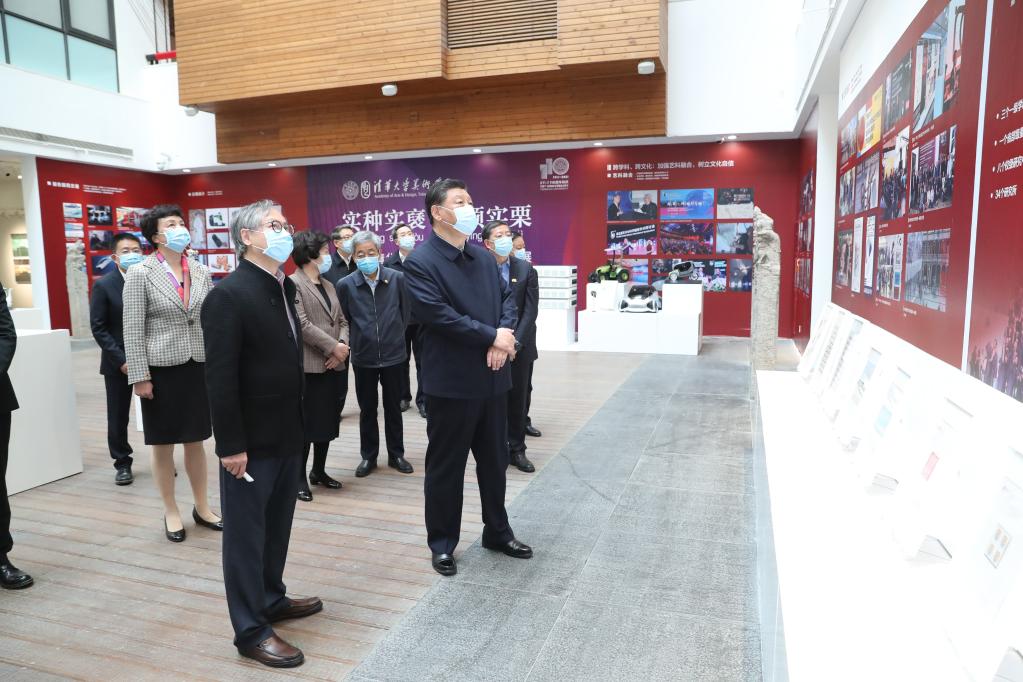 BEIJING, 19 abril, 2021 (Xinhua) -- El presidente chino, Xi Jinping, también secretario general del Comité Central del Partido Comunista de China y presidente de la Comisión Militar Central, visita una exhibición especial para celebrar el aniversario de la universidad en la Academia de Artes y Diseño en la Universidad de Tsinghua, en Beijing, capital de China, el 19 de abril de 2021. Xi Jinping visitó el lunes la Universidad de Tsinghua antes de su 110º aniversario. (Xinhua/Ding Lin)