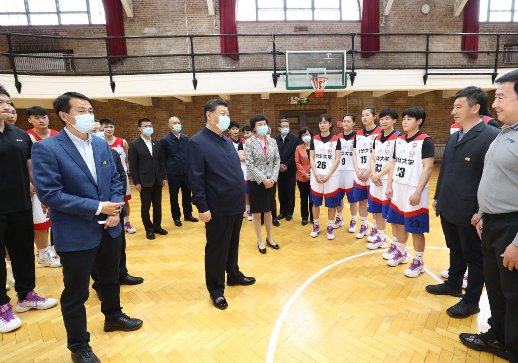 BEIJING, 19 abril, 2021 (Xinhua) -- El presidente chino, Xi Jinping, también secretario general del Comité Central del Partido Comunista de China y presidente de la Comisión Militar Central, conversa con jugadores de baloncesto mientras visita un gimnasio en la Universidad de Tsinghua, en Beijing, capital de China, el 19 de abril de 2021. Xi Jinping visitó el lunes la Universidad de Tsinghua antes de su 110º aniversario. (Xinhua/Ju Peng)