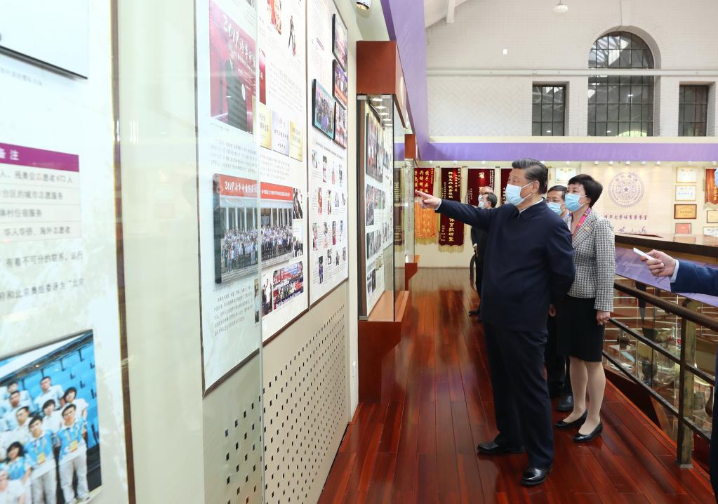 BEIJING, 19 abril, 2021 (Xinhua) -- El presidente chino, Xi Jinping, también secretario general del Comité Central del Partido Comunista de China y presidente de la Comisión Militar Central, visita un gimnasio en la Universidad de Tsinghua, en Beijing, capital de China, el 19 de abril de 2021. Xi Jinping visitó el lunes la Universidad de Tsinghua antes de su 110º aniversario. (Xinhua/Ju Peng)