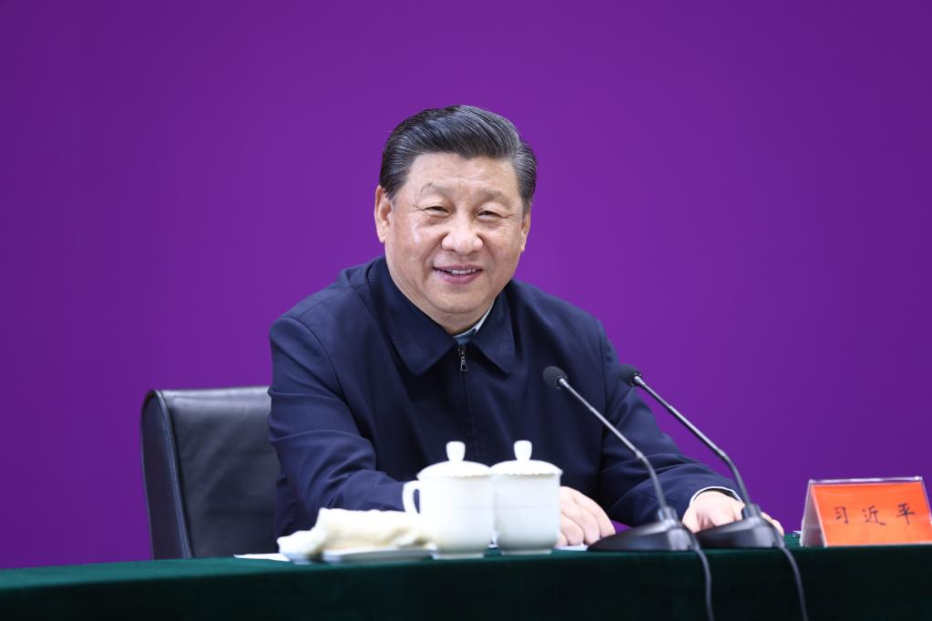 BEIJING, 19 abril, 2021 (Xinhua) -- El presidente chino, Xi Jinping, también secretario general del Comité Central del Partido Comunista de China y presidente de la Comisión Militar Central, asiste a un simposio con representantes del profesorado y de los estudiantes en la Universidad de Tsinghua, en Beijing, capital de China, el 19 de abril de 2021. Xi Jinping visitó el lunes la Universidad de Tsinghua antes de su 110º aniversario. (Xinhua/Ju Peng)