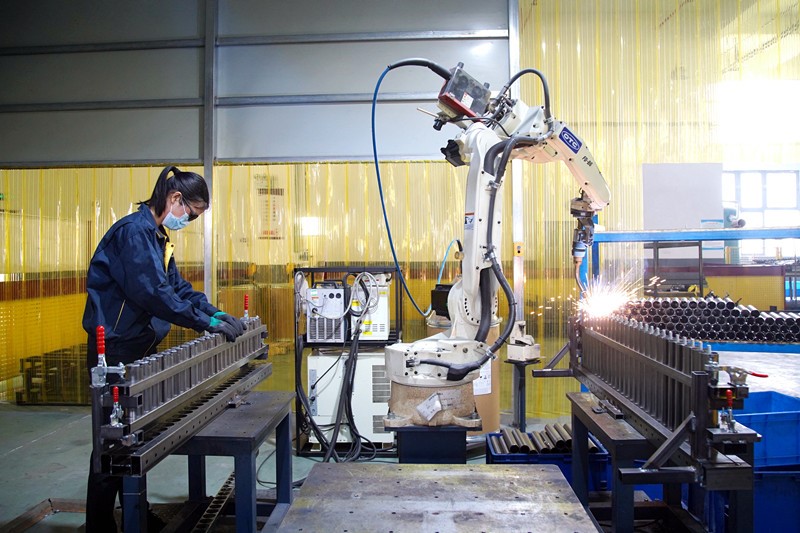Un técnico fabrica partes de camas eléctricas que han sido ordenadas por clientes extranjeros a una empresa local de Huzhou, provincia de Zhejiang, 13 de abril del 2021. (Foto: Pueblo en Línea/Zhang Bin)