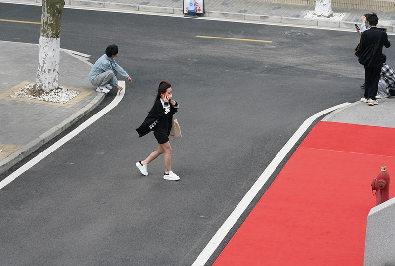 Inauguran la primera calle china pavimentada con plástico reciclado