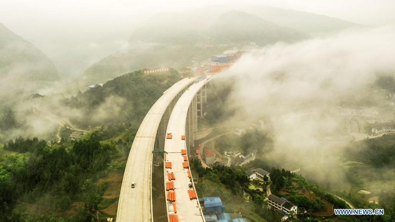 Obras del gran puente Dafaqu de la autopista Renhuai-Zunyi, en la provincia de Guizhou.