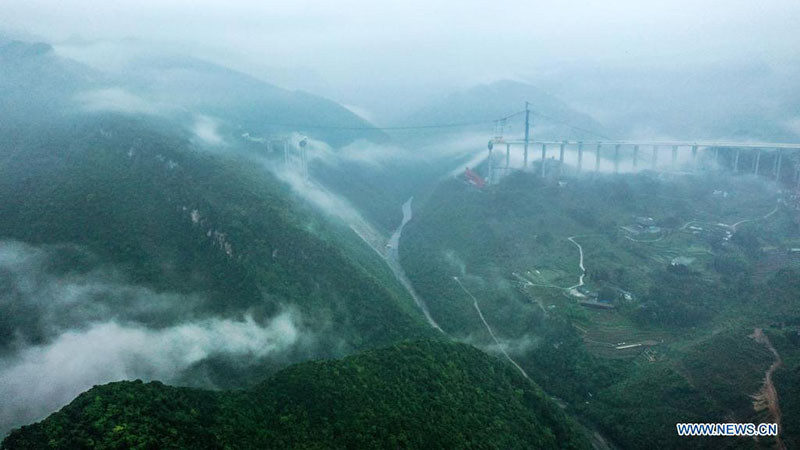 Obras del gran puente Dafaqu de la autopista Renhuai-Zunyi, en la provincia de Guizhou.
