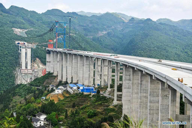 Obras del gran puente Dafaqu de la autopista Renhuai-Zunyi, en la provincia de Guizhou. 