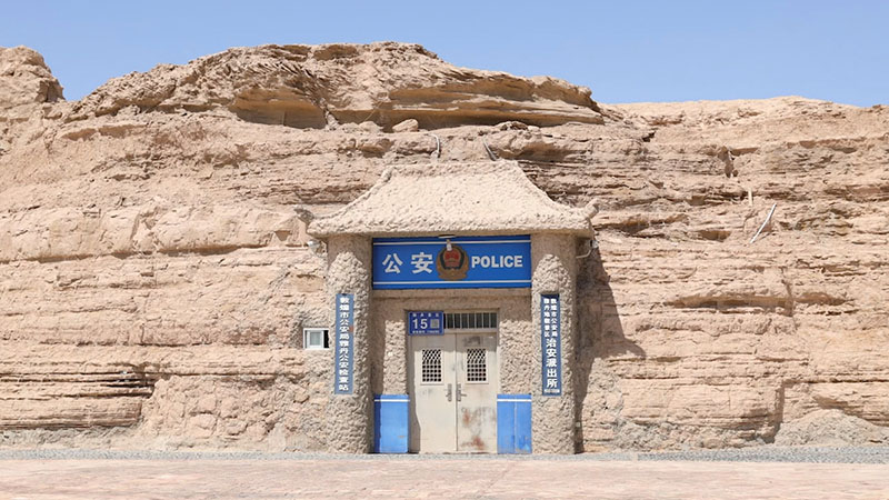 Caso excepcional: construyen estación de policía en forma de cueva en Dunhuang