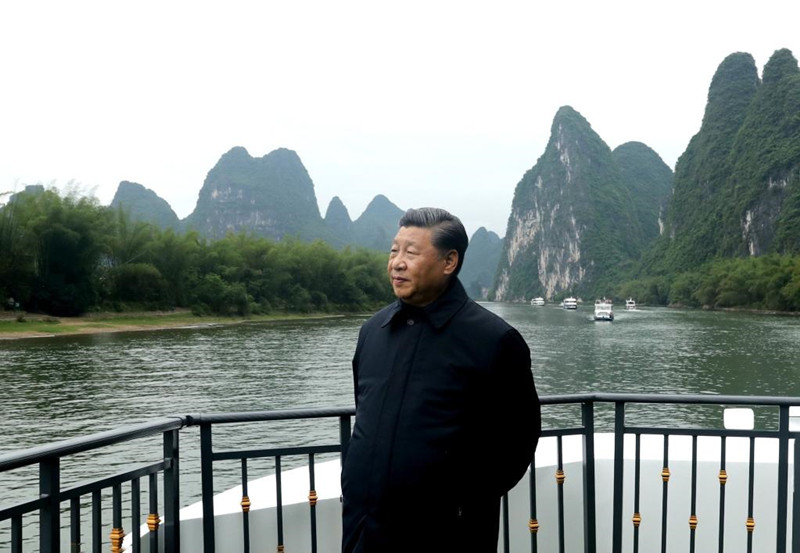 GUILIN, 25 abril, 2021 (Xinhua) -- El presidente chino, Xi Jinping, también secretario general del Comité Central del Partido Comunista de China y presidente de la Comisión Militar Central, visita una sección del río Lijiang y conoce los esfuerzos locales en la conservación ecológica del río, en Yangshuo, en la región autónoma de la etnia zhuang de Guangxi, en el sur de China, el 25 de abril de 2021. Xi Jinping inspeccionó el domingo la región autónoma de la etnia zhuang de Guangxi. (Xinhua/Ju Peng)