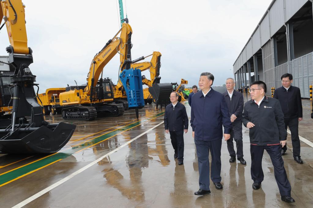 LIUZHOU, 26 abril, 2021 (Xinhua) -- El presidente chino, Xi Jinping, también secretario general del Comité Central del Partido Comunista de China y presidente de la Comisión Militar Central, visita la fábrica de maquinaria Guangxi Liugong Group Co., Ltd., en la ciudad de Liuzhou, en la región autónoma de la etnia zhuang de Guangxi, en el sur de China, el 26 de abril de 2021. Xi Jinping inspeccionó el lunes la ciudad de Liuzhou en la región autónoma de la etnia zhuang de Guangxi, en el sur de China. (Xinhua/Ju Peng)