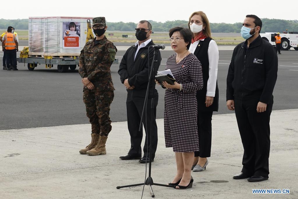  LA PAZ, 26 abril, 2021 (Xinhua) -- La embajadora de China en El Salvador, Ou Jianhong (frente), en compañía del ministro de Salud salvadoreño, Francisco Alabí (d), habla durante la llegada del tercer lote de vacunas CoronaVac producidas por el laboratorio chino Sinovac contra la enfermedad del nuevo coronavirus (COVID-19), en el Aeropuerto Internacional de El Salvador, en el departamento de La Paz, El Salvador, el 26 de abril de 2021. El Salvador recibió el lunes el tercer lote de vacunas contra la COVID-19, producidas por el laboratorio chino Sinovac Life Sciences Co., para avanzar en el proceso de protección de la población, dijeron autoridades. (Xinhua/Alexander Peña)