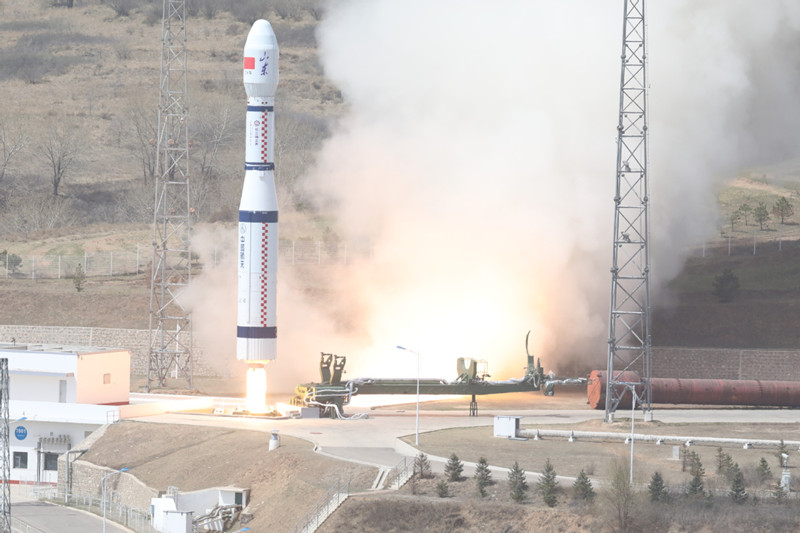 A bordo de un cohete Larga Marcha 6, los nuevos satélites comerciales despegan desde el Centro de Lanzamiento de Satélites de Taiyuan, provincia de Shanxi, 27 de abril del 2021. [Foto: Zheng Taotao/ proporcionada a China Daily]