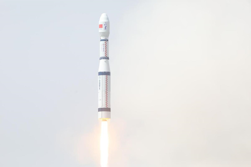 A bordo de un cohete Larga Marcha 6, los nuevos satélites comerciales despegan desde el Centro de Lanzamiento de Satélites de Taiyuan, provincia de Shanxi, 27 de abril del 2021. [Foto: Zheng Taotao/ proporcionada a China Daily]