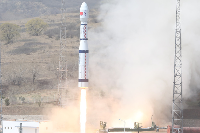 A bordo de un cohete Larga Marcha 6, los nuevos satélites comerciales despegan desde el Centro de Lanzamiento de Satélites de Taiyuan, provincia de Shanxi, 27 de abril del 2021. [Foto: Zheng Taotao/ proporcionada a China Daily]
