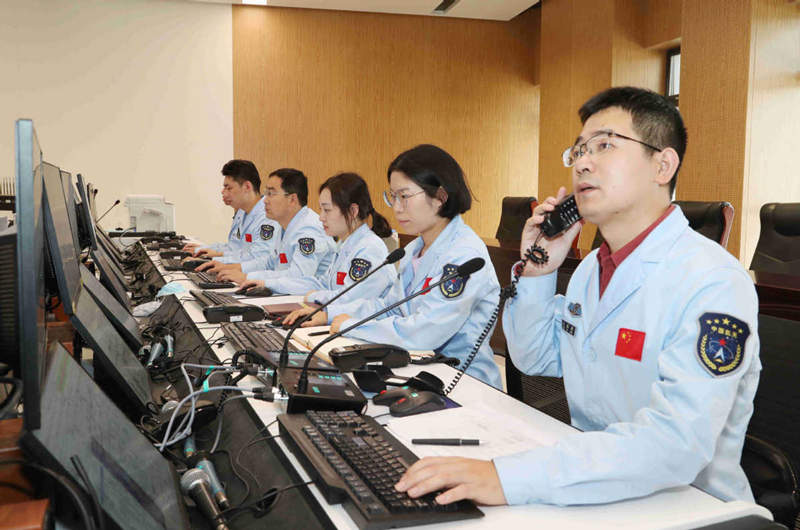 Los especialistas en control de naves espaciales en el Centro de Control Aeroespacial de Beijing monitorean las operaciones de la sonda Tianwen 1 Mars. FOTO PROPORCIONADA A CHINA DAILY