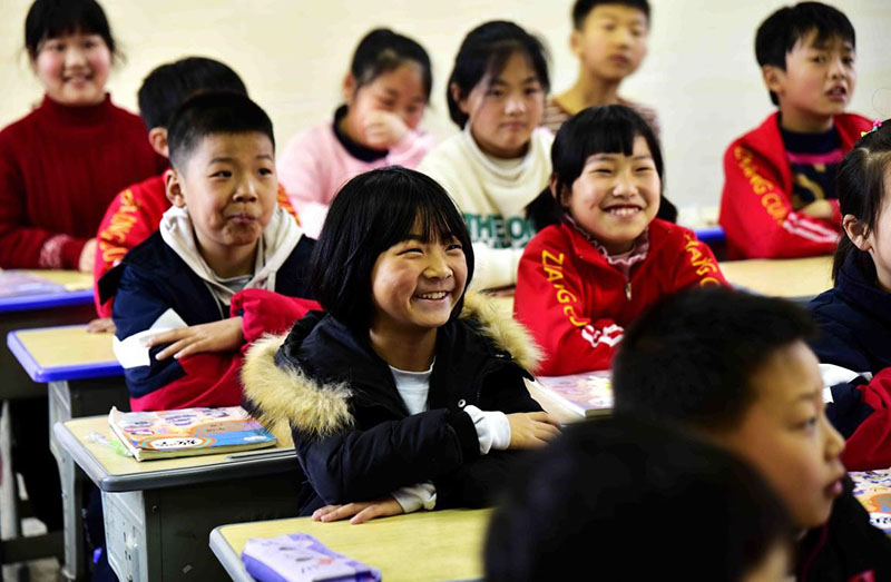 En la ciudad de Shangrao, provincia de Jiangxi, en el este de China, los estudiantes siguen con atención una clase en la escuela primaria central de Zhangcun, donde el 80% de los niños no viven con sus padres, quienes van a trabajar a otras ciudades. Foto tomada el 25 de marzo de 2021 (Zhu Zhenqiang / Pueblo en Línea)