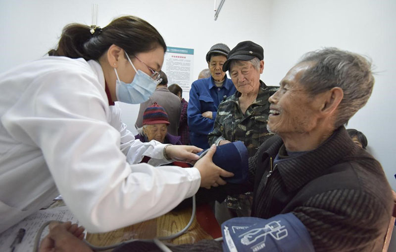 En la aldea de Maofan, en Qiandaohu del condado de Chun'an, provincia de Zhejiang, este de China, las personas mayores de 60 años se someten a un examen físico gratuito. Foto tomada el 21 de abril de 2021 (Wang Jianlin / Pueblo en Línea)