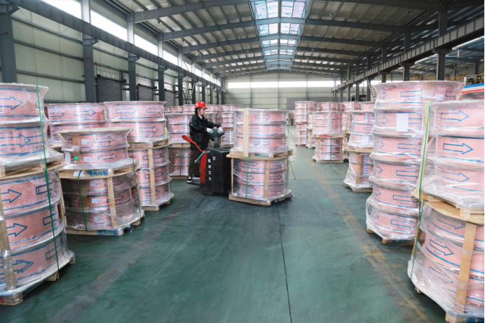 El 14 de febrero de 2021, los trabajadores enviaron bobinas de cobre desde el almacén de la empresa Hailiang (Anhui) Copper Co., Ltd. en la ciudad de Tongling en la provincia de Anhui (este de China). (Pan Wei / Pueblo en Línea)