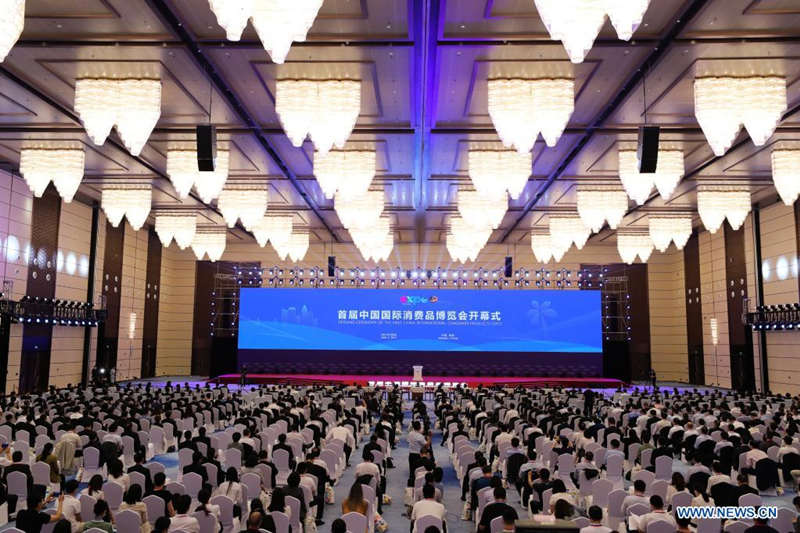 Imagen del 6 de mayo de 2021 de la ceremonia de inauguración de la primera Exposición Internacional de Productos de Consumo de China, en Haikou, capital de la provincia de Hainan, en el sur de China. La exposición, que fue inaugurada el jueves en Haikou, contará con la participación de casi 1.500 empresas de alrededor de 70 países y regiones. (Xinhua/Jin Liwang)