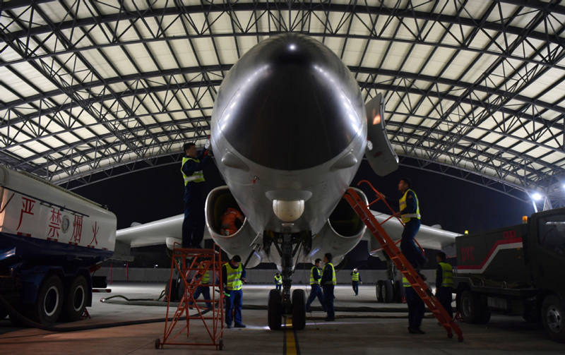 Tareas de mantenimiento a un avión militar en un aeropuerto de la provincia de Shaanxi, 25 de marzo del 2021. 